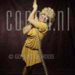 05-10-1982 Vanessa, Connie Breukhoven at studio in Amsterdam.

[keywords]Posed, Half Length, Eyecontact, Smiling, Rope[/keywords]